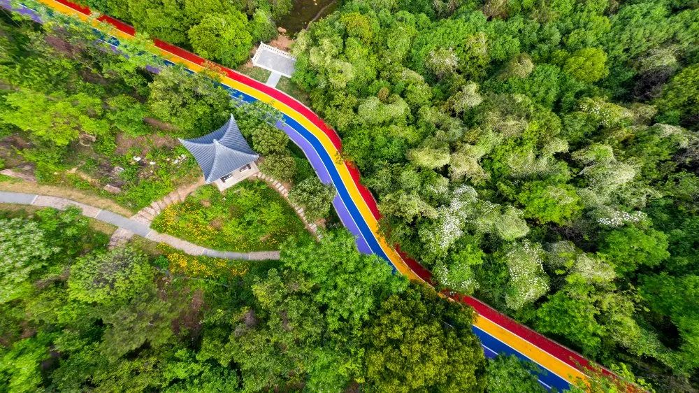 锡北镇斗山村的彩虹步道