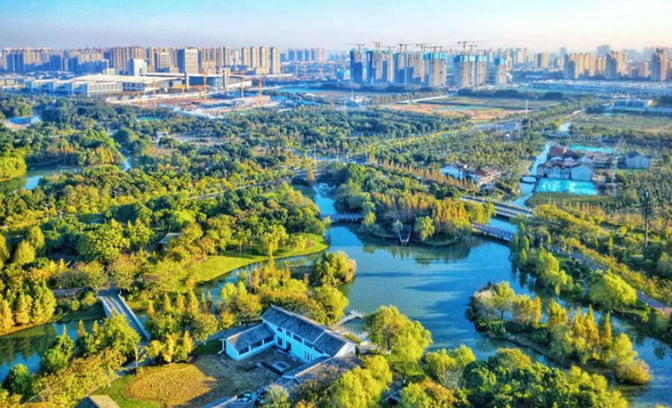 一路向“绿”，让绿色发展释放更多生态红利