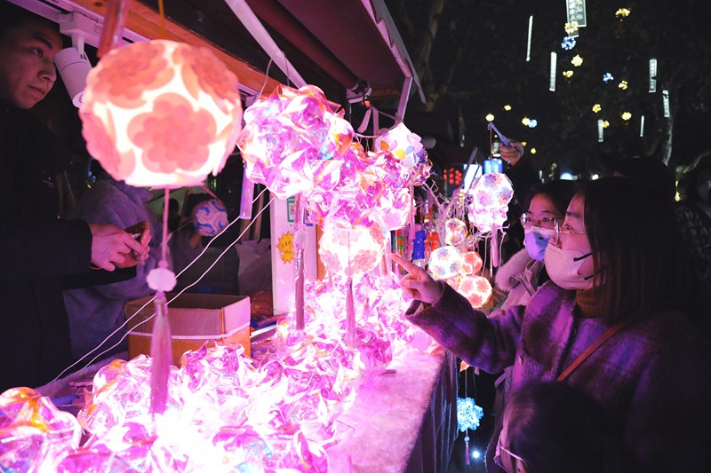 花灯如昼 芳春共赏