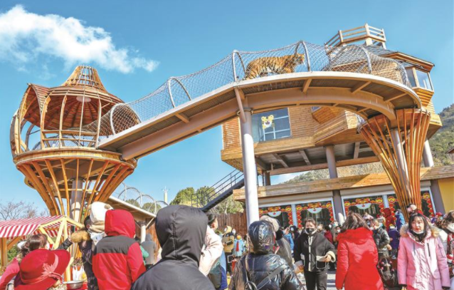 春节期间动物园、梅园迎来大批游客观光游玩