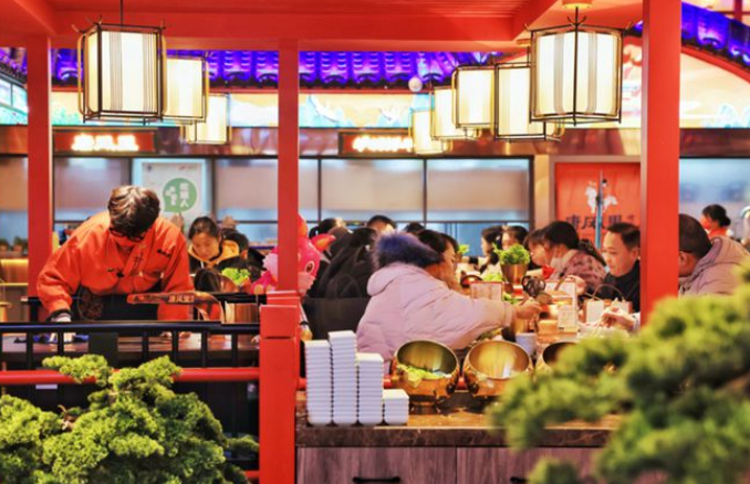 假期消费市场强势回暖 零售、餐饮市场快速增长