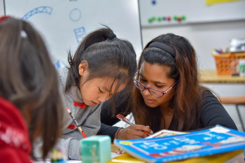 推进外国人教育医疗便利化