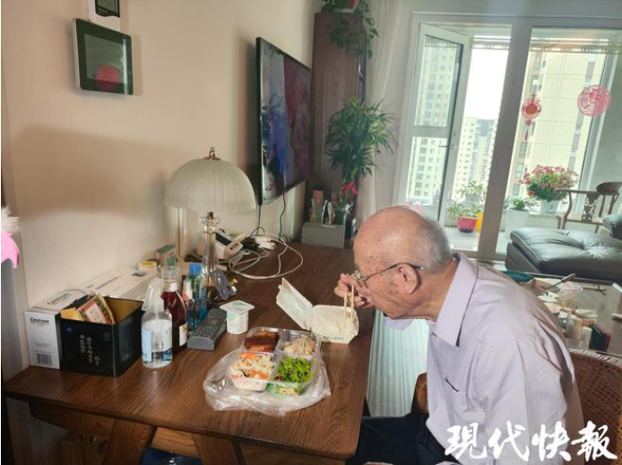 老人在家吃上热乎饭