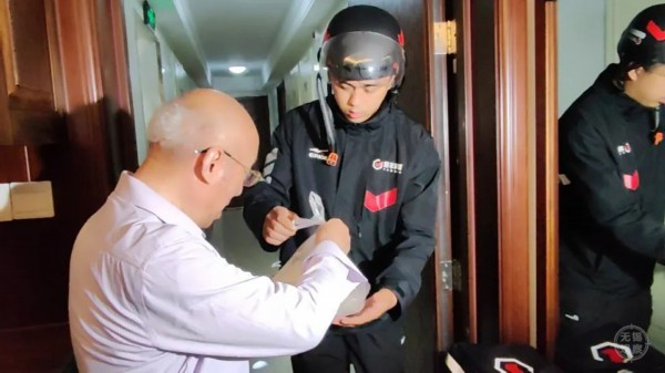 快递小哥送餐上门