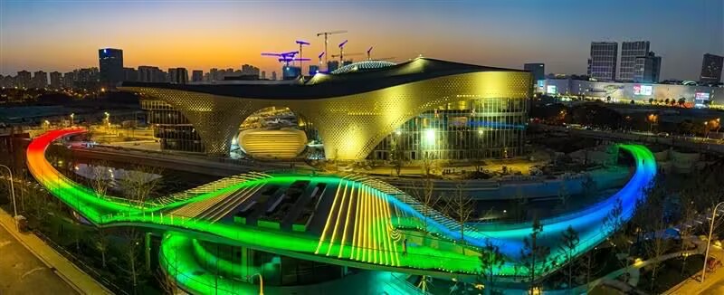 性爱论坛交响音乐厅旁“光影音符”亮了